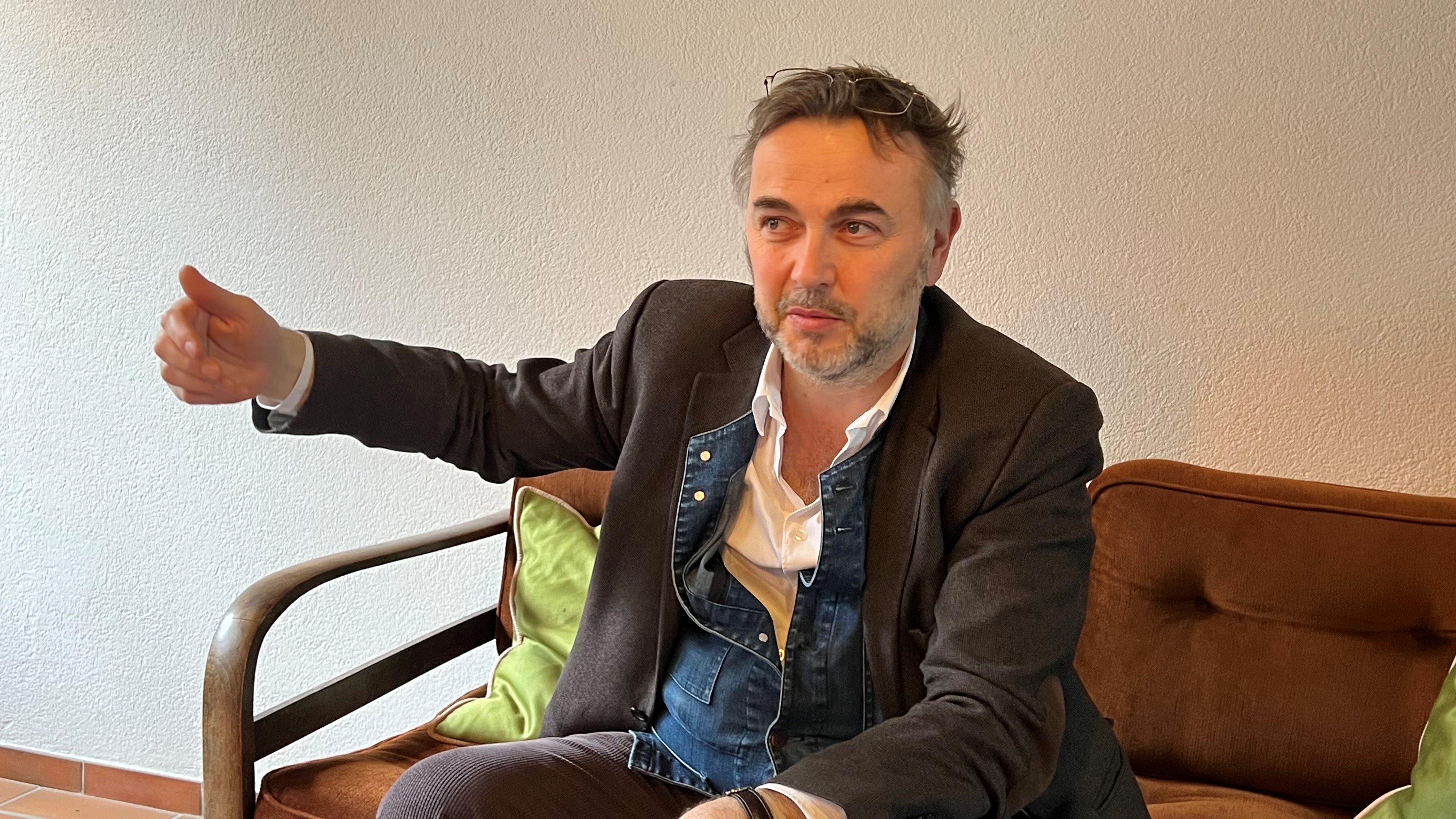 Psychanalyste et chroniqueur à Charlie Hebdo, Yann Diener a présenté ce matin à Monthey son livre "LQI La langue quotidienne informatisée"